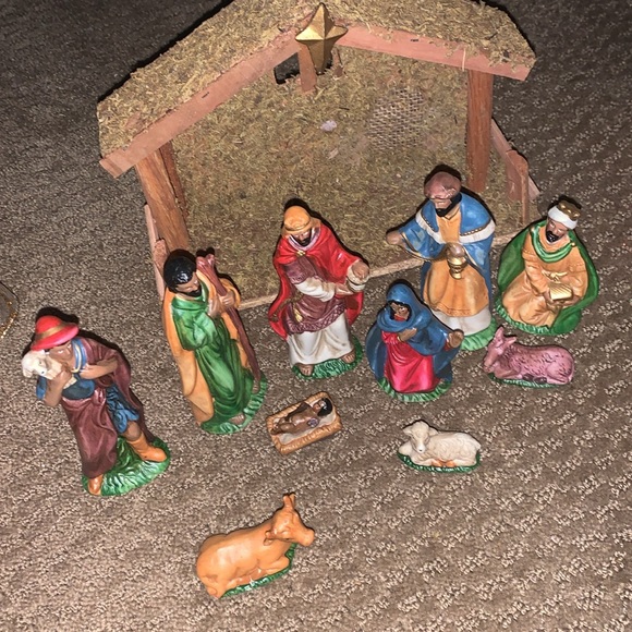11 piece Porcelain Nativity Set - Picture 4 of 15